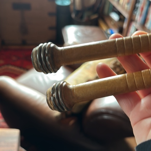 6 antiques. Child shoe molds, calligraphy pen holder, thread spools & a weight - Picture 10 of 11